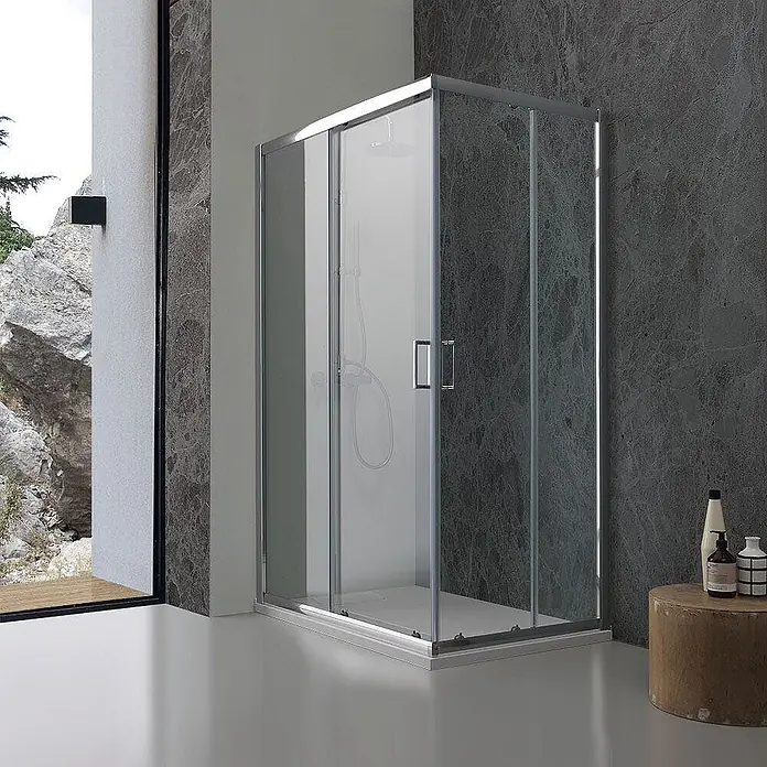 Kiamami Valentina Eckdusche - 700 x 700 x 1.850 cm, Transparent, Stärke: 6 mm - Rechteckige Glas-Duschkabine mit Schiebetüren und Chromrahmen, in einem modernen Badezimmer mit weißer Duschwanne.