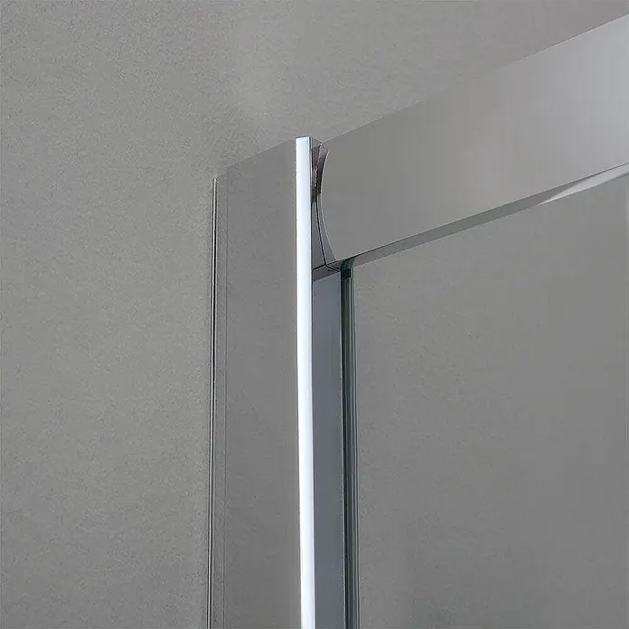 Kiamami Valentina Eckdusche - 700 x 700 x 1.850 cm, Transparent, Stärke: 6 mm - Nahaufnahme einer Ecke eines Duschkabinenrahmens aus poliertem Chrom mit klarer Glasscheibe.