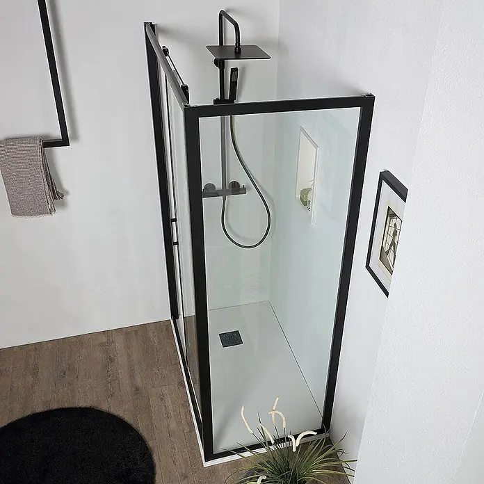 Kiamami Valentina Eckdusche - 140 x 70 x 190 cm, Transparent, Stärke: 6 mm - Moderne Duschkabine mit schwarzem Rahmen, Klarglas, schwarzem Duschsystem und weißer Duschwanne in einem zeitgenössischen Badezimmer.