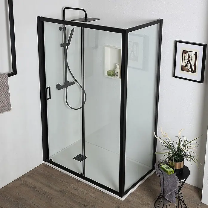 Kiamami Valentina Eckdusche - 140 x 70 x 190 cm, Transparent, Stärke: 6 mm - Schwarze Duschkabine mit Klarglas und weißer Duschwanne, schwarzen Armaturen, in einer Badezimmerecke installiert.