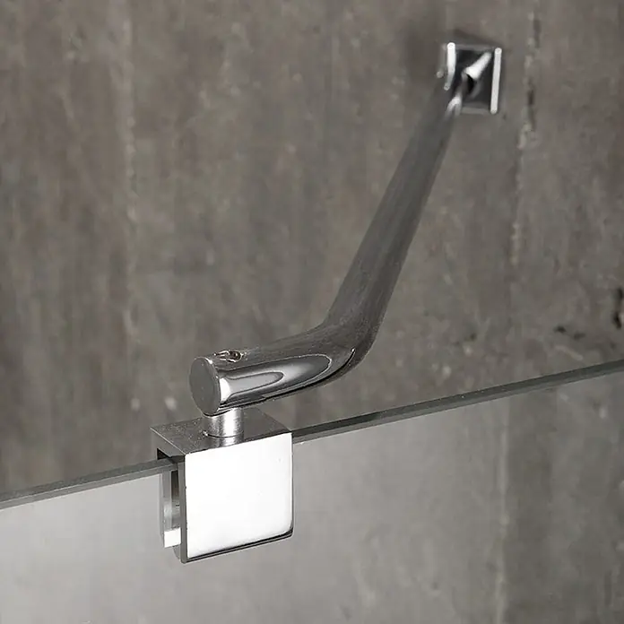 Kiamami Valentina Eckdusche - 70 x 70 x 190 cm, Transparent, Stärke: 6 mm - Abgewinkelte Duschstützstange aus Chrom, die eine Glaswand mit einer grauen Wand verbindet.