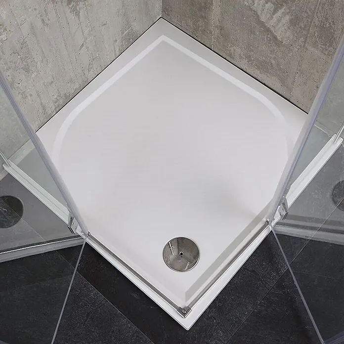 Kiamami Valentina Eckdusche - 70 x 70 x 190 cm, Transparent, Stärke: 6 mm - Weißer Viertelkreis-Duschwanne mit Chromablauf, in einer Eckduschkabine installiert.