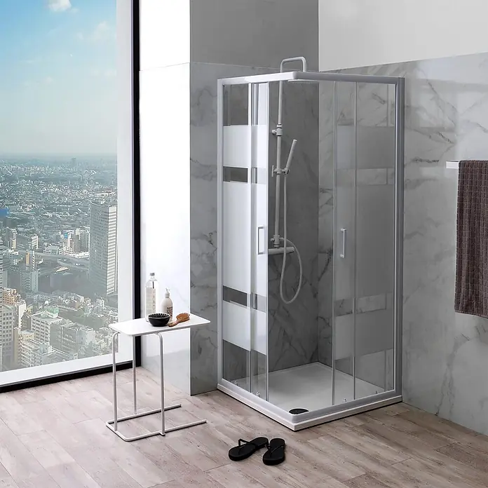 Kiamami Valentina Eckdusche - 75 x 75 x 185 cm, Siebdruck, Stärke: 4 mm - Eckduschkabine mit mattierten Glaspaneelen und Aluminiumrahmen in einem modernen Bad mit Stadtblick. Mit weißer Duschwanne.