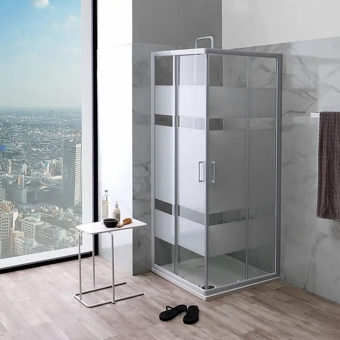 Kiamami Valentina Eckdusche - 75 x 75 x 185 cm, Siebdruck, Stärke: 4 mm - Moderne Eckduschkabine mit Klarglas- und Milchglas-Paneelen und einem Silberrahmen im Badezimmer.