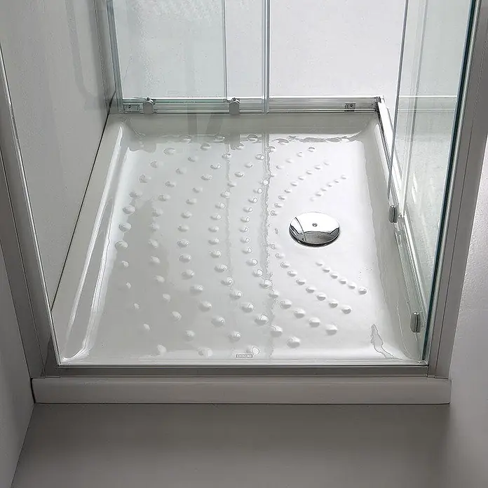 Kiamami Valentina Eckdusche - 1.000 x 700 x 1.850 cm, Transparent, Stärke: 6 mm - Weiße Duschwanne mit Antirutsch-Textur und Chromablauf, in einer Glasduschkabine.