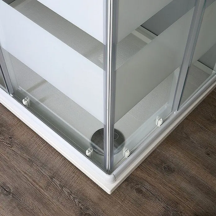 Kiamami Valentina Eckdusche - 1.000 x 700 x 1.850 cm, Siebdruck, Stärke: 4 mm - Ecke einer Duschkabine mit klaren/satinierten Glaspaneelen, weißer Duschwanne und Metallablauf.
