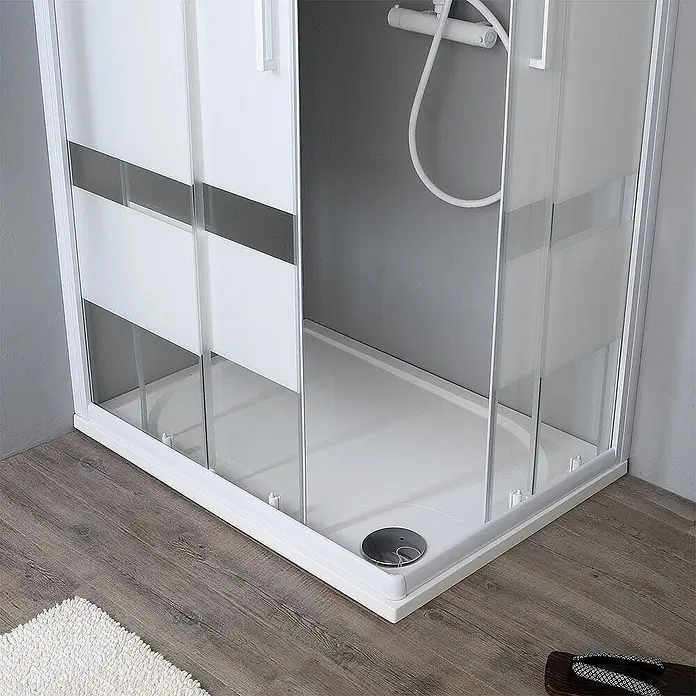 Kiamami Valentina Eckdusche - 1.000 x 700 x 1.850 cm, Siebdruck, Stärke: 4 mm - Eckduschkabine mit weißem Rahmen, klaren und satinierten Glasschiebetüren sowie weißer Duschwanne.