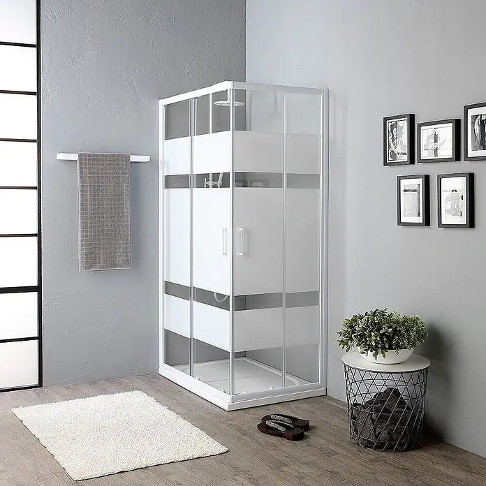 Kiamami Valentina Eckdusche - 1.000 x 700 x 1.850 cm, Siebdruck, Stärke: 4 mm - Weiße Eckduschkabine mit mattierten Glaspaneelen und transparenten Querstreifen, ideal für moderne Bäder.