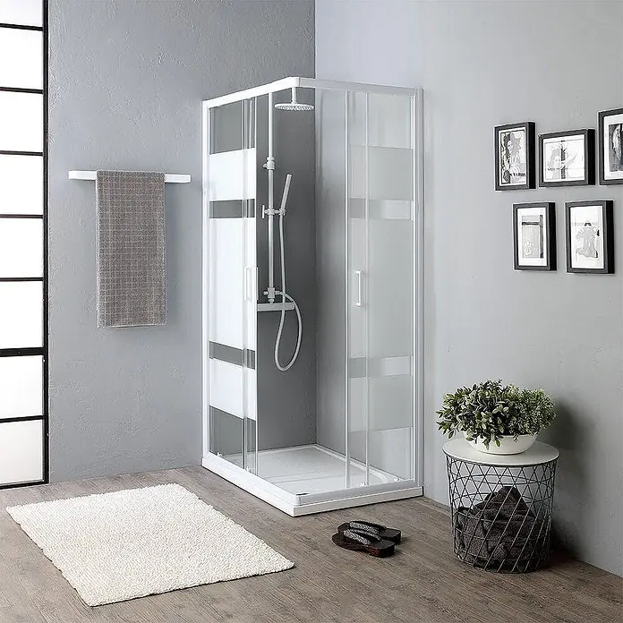 Kiamami Valentina Eckdusche - 1.000 x 700 x 1.850 cm, Siebdruck, Stärke: 4 mm - Eckduschkabine mit weißem Rahmen und klaren/satinierten Glasscheiben in einem modernen Badezimmer.