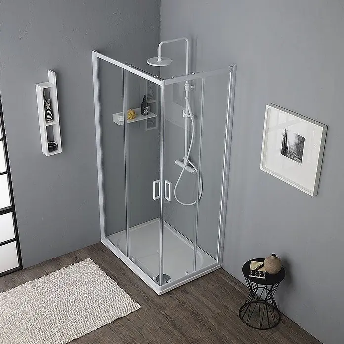 Kiamami Valentina Eckdusche - 70 x 90 x 185 cm, Transparent, Stärke: 4 mm - Weiße Eckduschkabine mit Klarglaswänden und Duschwanne, in einem modernen Badezimmer installiert.
