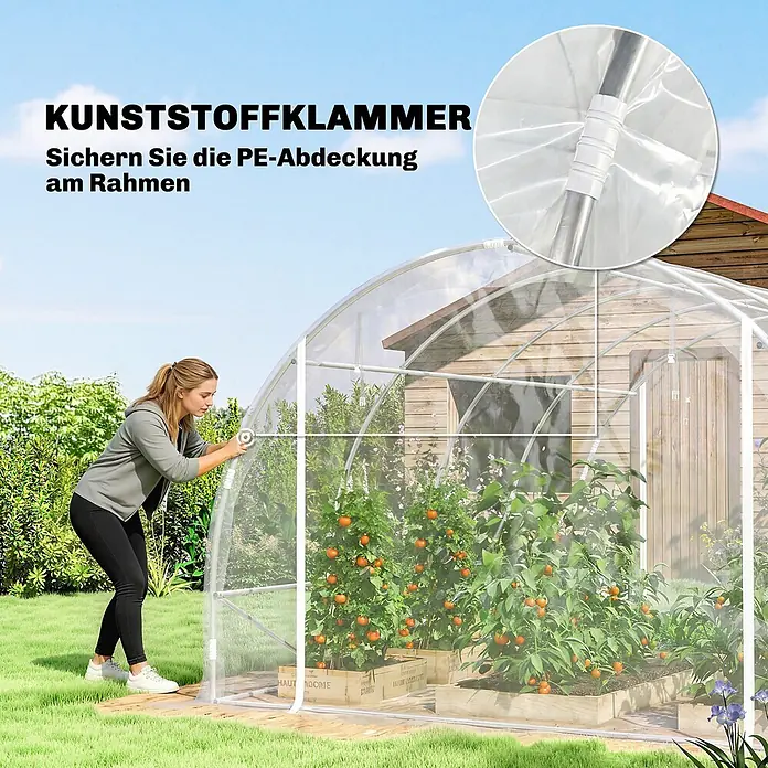 Outsunny Gewächshaus - 297 x 395 cm, Material Seitenwand: Kunststoff, 0,6 mm, Transparent - Kunststoffklammer zur Befestigung der PE-Abdeckung am Gewächshausrahmen, in Gebrauch gezeigt.