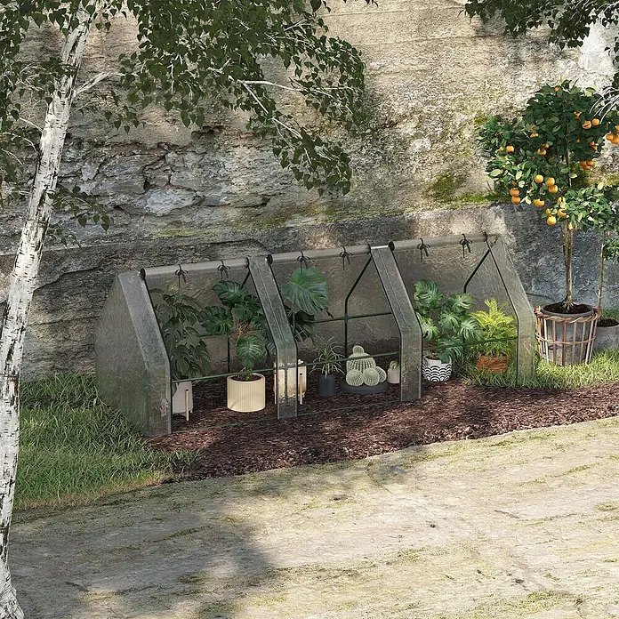 Outsunny Gewächshaus - 270 x 90 cm, Material Seitenwand: Kunststoff, 0,3 mm, Grün - Kleines durchscheinendes Gewächshaus mit grünem Rahmen, das verschiedene Topfpflanzen im Freien vor einer Steinmauer schützt.