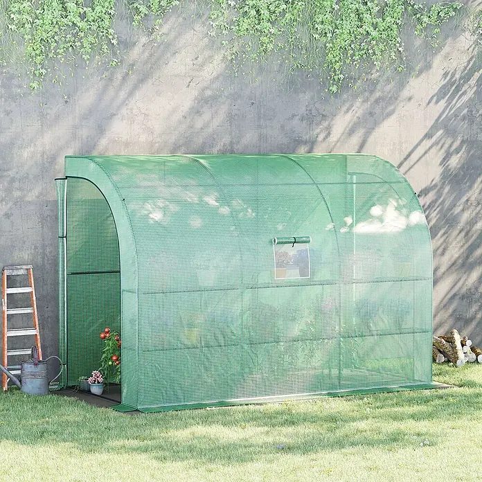Outsunny Gewächshaus - 300 x 150 cm, Material Seitenwand: Kunststoff, 0,3 mm, Grün - Grünes, bogenförmiges tragbares Gewächshaus mit transparenter Netzabdeckung, Rollfenster und Reißverschluss, im Garten mit Pflanzen.