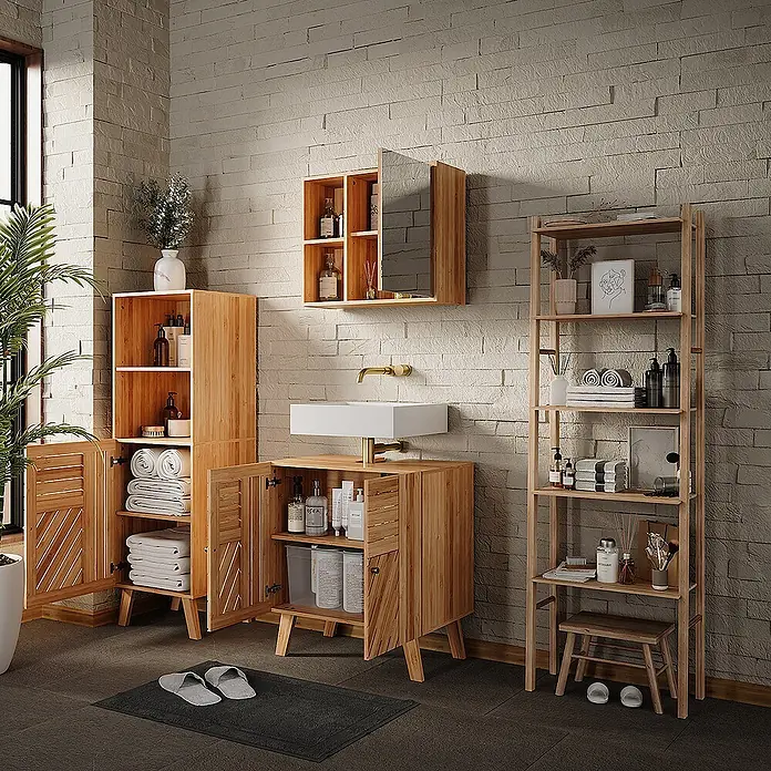 Vicco Badmöbel-Set Lucie Bambus 3 Teile, mit Midischrank - Bambus, Matt - Badmöbel-Set aus hellem Holz mit Schränken, Waschtisch und Regal, gefüllt mit Handtüchern und Pflegeprodukten.