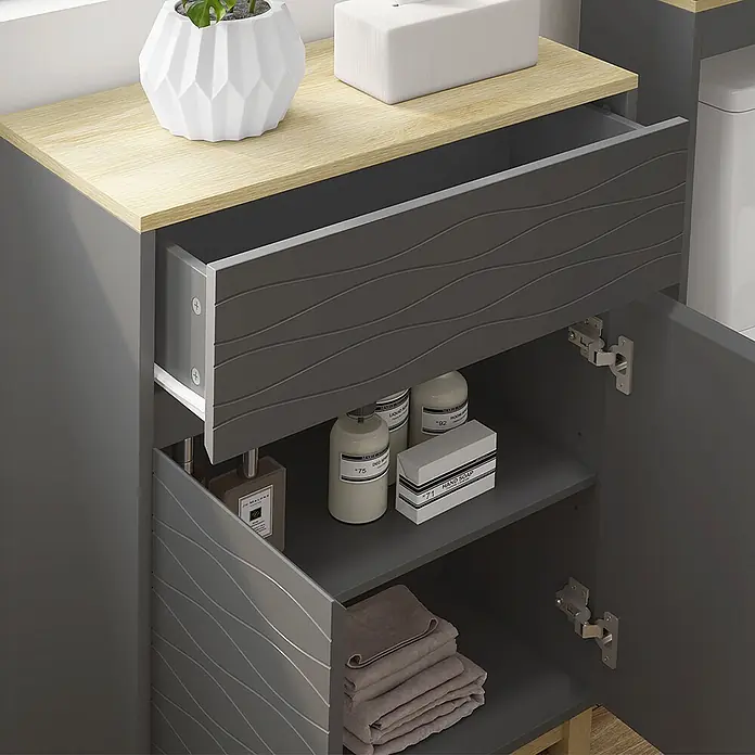 Vicco Badmöbel-Set Livia Anthrazit/Eiche 6 Teile - Anthrazit, Matt - Grauer Badschrank mit heller Holzplatte, Wellenmuster an Schublade und Tür. Offene Schublade zeigt Badutensilien.