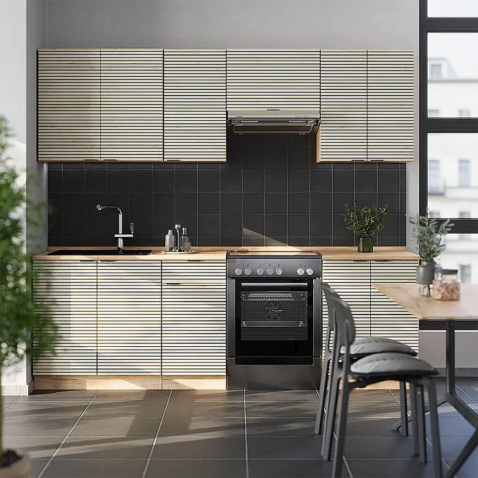 Vicco Küchenzeile Fame-Line Eiche Paneel/Goldkraft Eiche, AP Anthrazit - Breite: 240 cm, Eiche Paneel, Ohne Elektrogeräte - Moderne Küche mit hellen Lamellenschränken, Holzarbeitsplatte, schwarzem Fliesenspiegel und einem freistehenden Ofen.