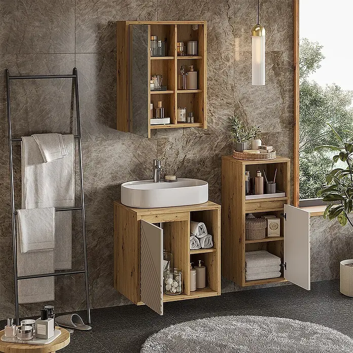 Vicco Badmöbel-Set - Artisan-Eiche, Matt - Helle Holz-Badezimmerunterschränke und ein Spiegelschrank bieten Stauraum in einem modernen Badezimmer.