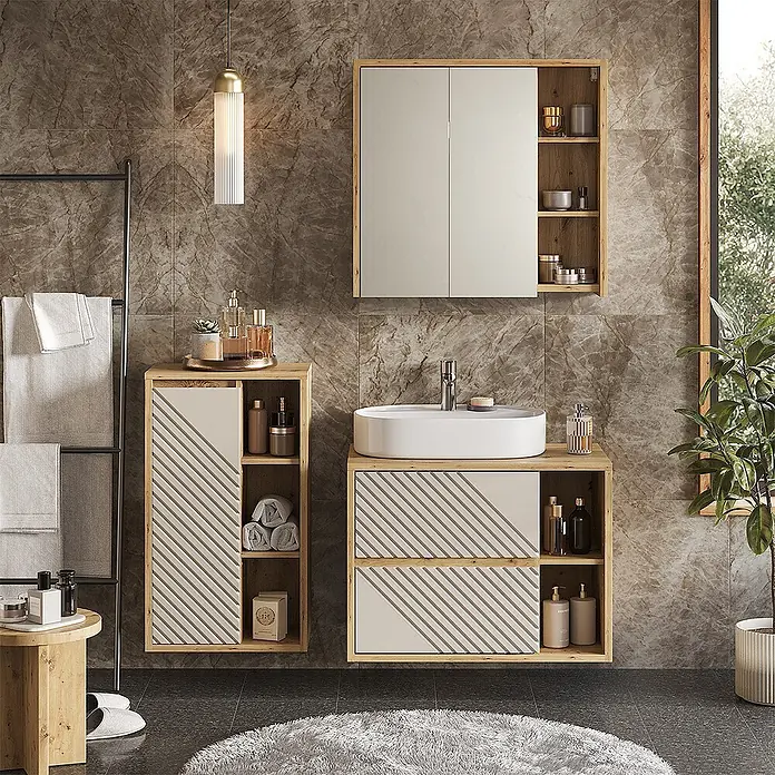 Vicco Badmöbel-Set - Artisan-Eiche, Matt - Modernes Badezimmer-Set: Waschtischunterschrank, Seitenschrank und Spiegelschrank mit Holzoptik-Rahmen und beigefarbenen Fronten mit diagonalen Streifen.