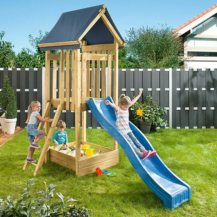 Kinderspielturm Max - L x B x H: 120 x 177 x 302 cm - Ein hölzerner Spielturm mit Rutsche und Sandkasten. Kinder spielen auf dem Klettergerüst im Garten und haben viel Spaß beim Rutschen.