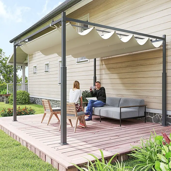 Outsunny Raffpavillon - B x T: 298 x 298 cm, Farbe Dach: Beige - Graue Metallpergola mit cremefarbenem, ausziehbarem Dach, spendet Schatten auf einer Holzterrasse mit Sitzgelegenheiten.