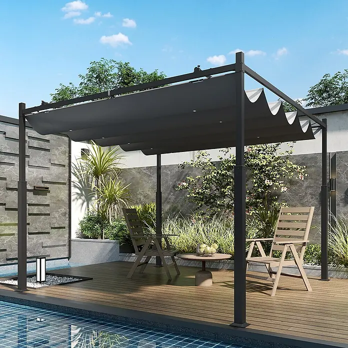 Outsunny Raffpavillon - Farbe Dach: Grau - Dunkelgraue Pergola mit ausziehbarer Markise über einem Holzdeck-Sitzbereich am Pool.