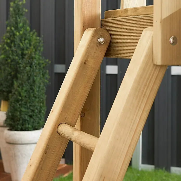 Kinderspielturm Max - L x B x H: 120 x 177 x 302 cm - Nahaufnahme einer hölzernen Kletterleiter, die Teil eines Spielplatzgeräts ist. Die Leiter ist stabil und sicher gebaut.