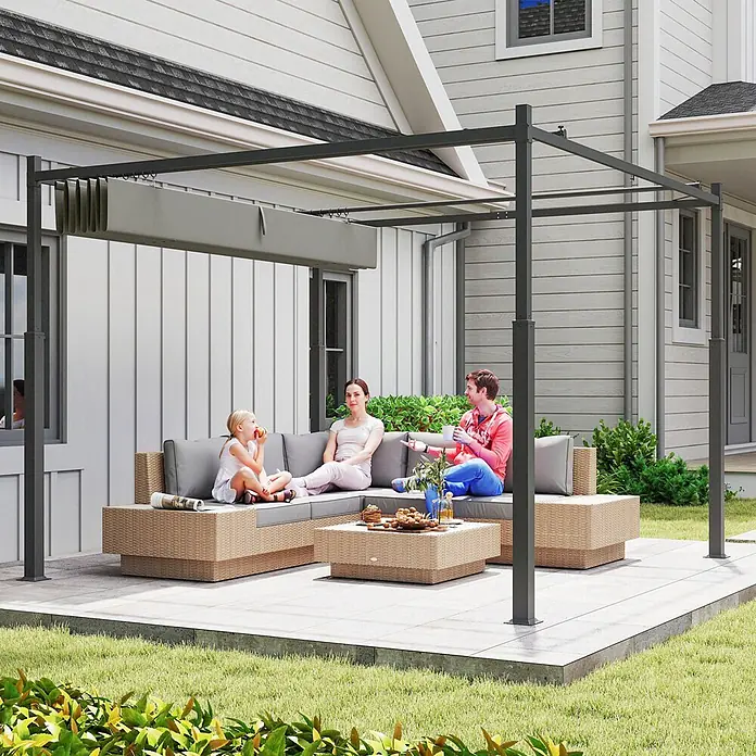 Outsunny Raffpavillon - Farbe Dach: Grau - Dunkelgraue Pergola mit ausfahrbarem grauem Vordach über einer Außenterrasse mit Sitzgelegenheiten.
