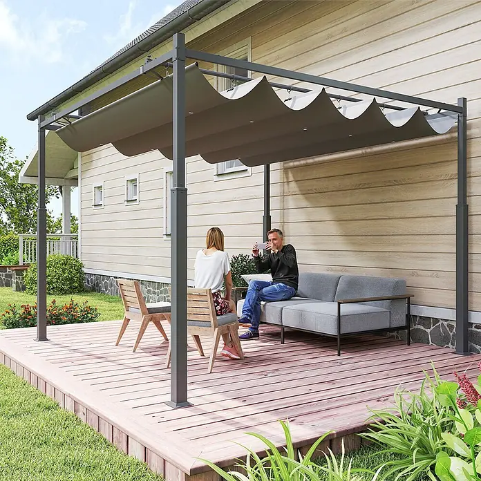 Outsunny Raffpavillon - Farbe Dach: Grau - Dunkelgraue Pergola mit ausziehbarem Stoffdach, die Schatten über einer Holzterrasse mit Sitzgelegenheiten spendet.