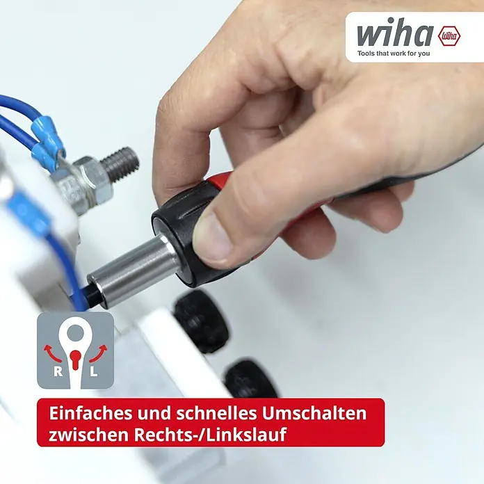Wiha Schraubendreher mit Ratschenfunktion - ¼″ - Hand hält roten/schwarzen Wiha Ratschenschraubendreher beim Festziehen einer Schraube, mit einfacher Rechts-/Linkslauf-Umschaltung.