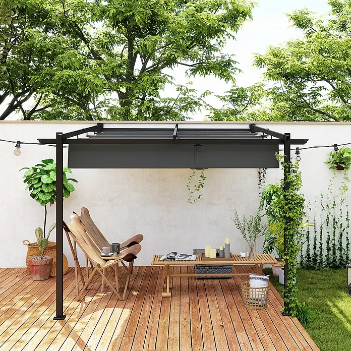 Outsunny Raffpavillon - Farbe Dach: Grau - Schwarze Metallpergola mit einziehbarer grauer Überdachung, spendet Schatten über einer Holzterrasse mit Sitzgelegenheiten im Garten.