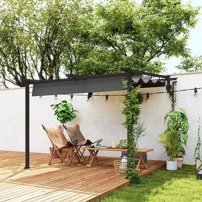 Outsunny Raffpavillon - Farbe Dach: Grau - Schwarze Pergola mit einziehbarem grauem Vordach über einer Holzterrasse, die Schatten für Sitzgelegenheiten im Garten bietet.
