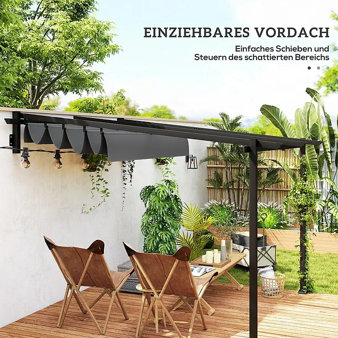 Outsunny Raffpavillon - Farbe Dach: Grau - Einziehbares graues Stoffvordach an der Wand, das eine Holzterrasse mit Sitzgelegenheiten beschattet.