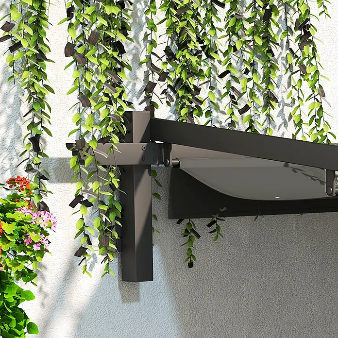Outsunny Raffpavillon - Farbe Dach: Grau - Dunkelgraue Markise mit Vordach, an strukturierter Wand zwischen hängenden Grünpflanzen und Blumen montiert.