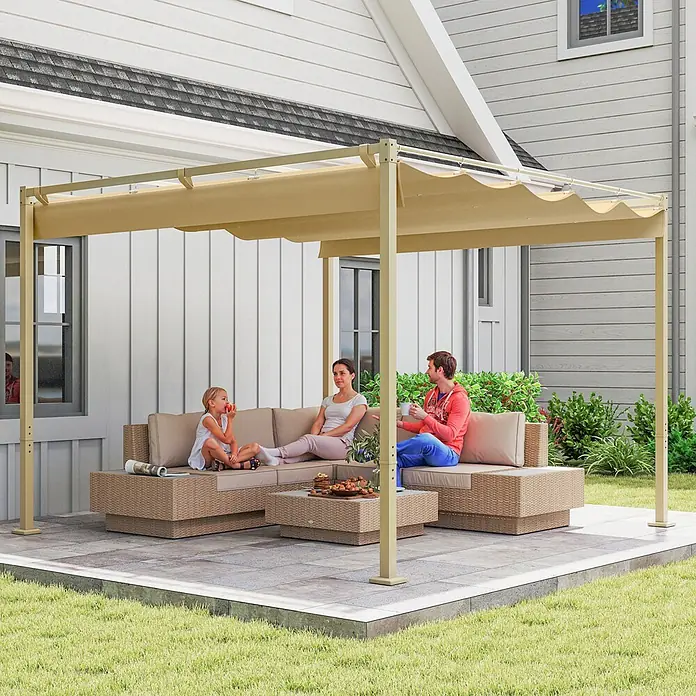 Outsunny Raffpavillon - Farbe Dach: Khaki - Eine beige einziehbare Pergola spendet einer Familie auf einer Terrasse Schatten.