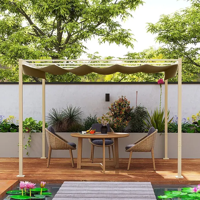 Outsunny Raffpavillon - Farbe Dach: Khaki - Beigefarbene, einziehbare Terrassenpergola, die einen Essbereich im Freien auf einem Holzdeck beschattet.