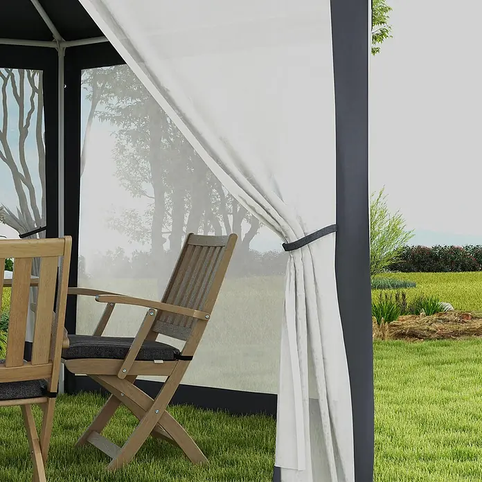 Outsunny Standard-Pavillon - Farbe Gestell: Dunkelgrau, Metall - Zwei klappbare Holzstühle mit dunklen Kissen in einem Gartenzelt auf Rasen.