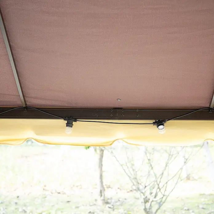 Outsunny Standard-Pavillon - Farbe Gestell: Schwarz, Aluminium - Unterseite eines braunen Pavillondaches mit Lichterkette und gelbem Volant.