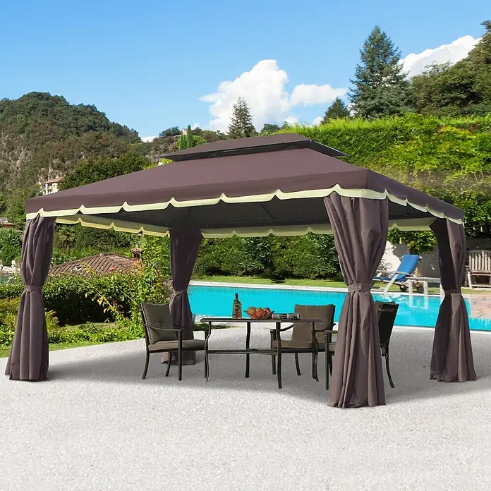 Outsunny Standard-Pavillon - Farbe Gestell: Schwarz, Aluminium - Brauner Pavillon mit geschwungenem hellem Rand und Vorhängen, auf einer Terrasse mit Esstisch und Stühlen am Pool.
