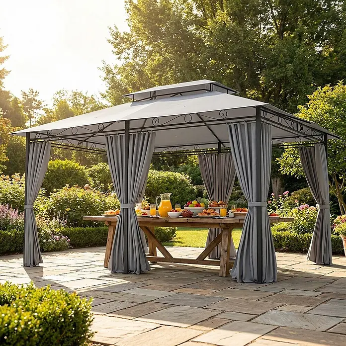 Outsunny Standard-Pavillon - Farbe Gestell: Dunkelgrau, Stahl - Grauer Outdoor-Pavillon mit Vorhängen über einem Holztisch mit Speisen und Getränken in einem sonnigen Garten.