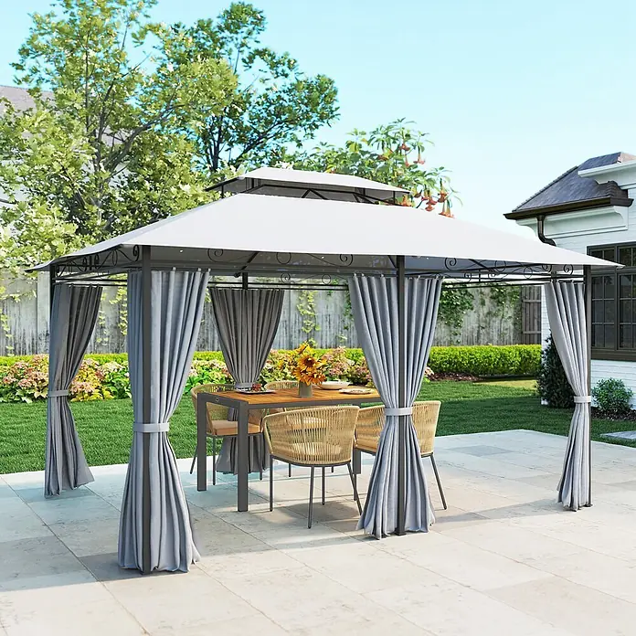 Outsunny Standard-Pavillon - Farbe Gestell: Dunkelgrau, Stahl - Graues Outdoor-Pavillon mit weißem Dach und grauen Vorhängen, das ein Essset mit Holztisch und geflochtenen Stühlen auf einer Terrasse umschließt.