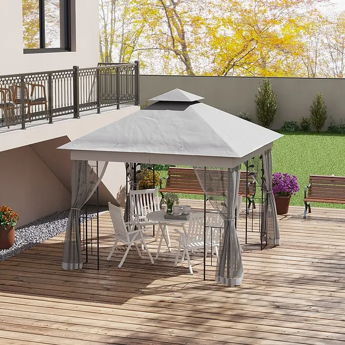 Outsunny Standard-Pavillon - Farbe Gestell: Schwarz, Stahl - Ein grauer Pavillon mit transparenten Vorhängen, der eine weiße Essgruppe auf einer Holzterrasse beherbergt.