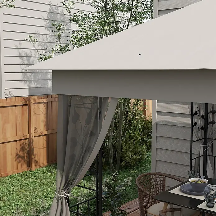 Outsunny Standard-Pavillon - Farbe Gestell: Schwarz, Stahl - Hellfarbener Pavillon mit grauen Netzvorhängen, der einen Essbereich im Freien auf einer Holzterrasse schützt.