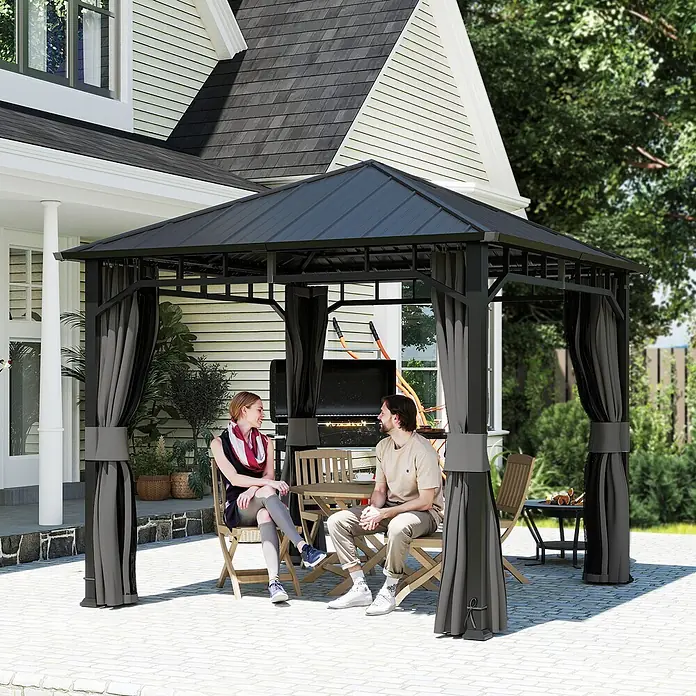 Outsunny Standard-Pavillon - Farbe Gestell: Dunkelgrau, Metall - Schwarzer Metallpavillon mit dunkelgrauen Vorhängen, spendet Schatten für einen Essbereich im Freien mit Personen.