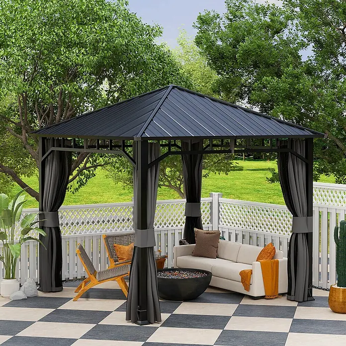 Outsunny Standard-Pavillon - Farbe Gestell: Dunkelgrau, Metall - Dunkelgraues Hardtop-Pavillon mit Sichtschutzvorhängen spendet Schatten auf einer Terrasse.