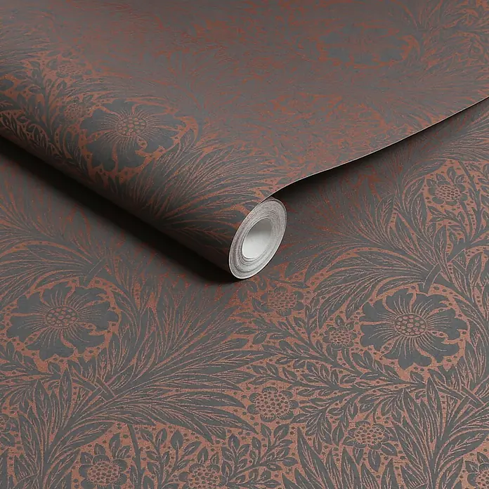 William Morris At Home Vliestapete Vliestapete Ringelblume, faserig - Kupfer/Schwarz, Floral, 10 x 0,52 m - Rolle dunkelgrauer Tapete mit metallischem Kupfer-Blumen- und Blattmuster.