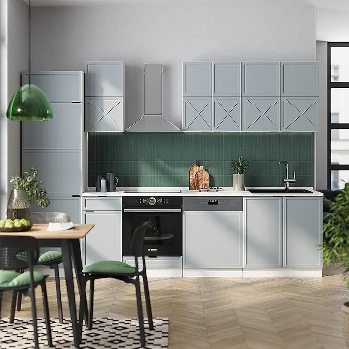 Vicco Küchenzeile Fame-Line Hellblau-grau/Weiß, AP Anthrazit - Breite: 300 cm, Hellblau-grau, Ohne Elektrogeräte - Moderne hellblaue Küche mit Schranktüren im X-Muster, einer dunkelgrünen Fliesenrückwand und integrierten Geräten.