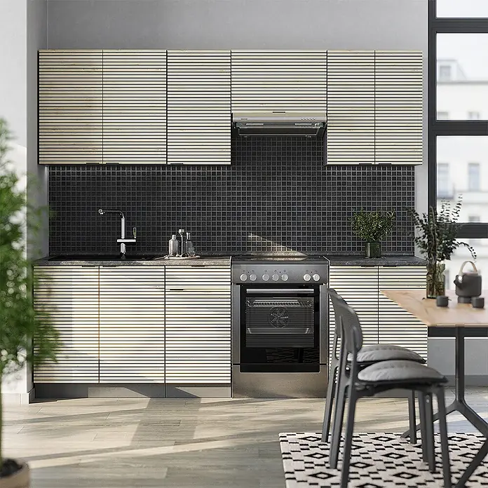 Vicco Küchenzeile Fame-Line Eiche Paneel/Anthrazit, AP Eiche - Breite: 240 cm, Eiche Paneel, Ohne Elektrogeräte - Moderne Küchenschränke mit hellen, horizontal lamellierten Türen in einer Küche mit dunklem Fliesenspiegel und Edelstahlgeräten.