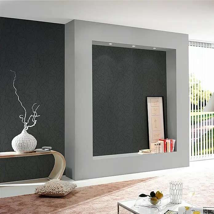 A.S. Création Papel pintado de vellón Lineas negro - Gráfico, 10,05 x 0,53 m - Una elegante sala de estar con una pared decorativa en color carbón con un diseño geométrico estampado.