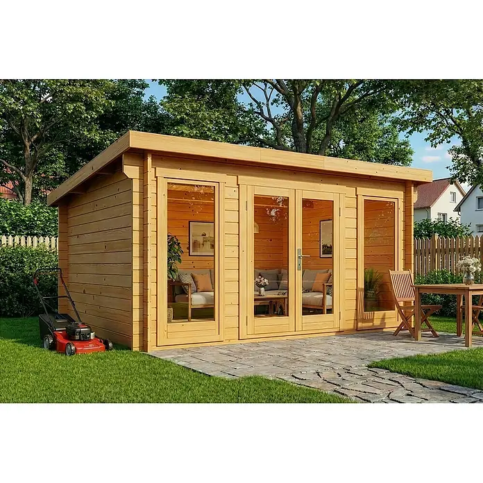 Alpholz Gartenhaus Atrium F - Außenmaß inkl. Dachüberstand (B x T): 440 x 340 cm, Holz, Pinie - Helle Holzgartenhütte mit großen Glastüren und Fenstern, innen eingerichtet, auf einer Steinterrasse in einem üppigen Garten.
