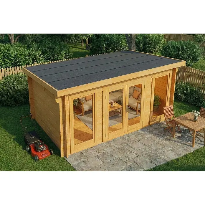 Alpholz Gartenhaus Atrium F - Außenmaß inkl. Dachüberstand (B x T): 440 x 340 cm, Holz, Pinie - Helle Holz-Gartenlaube mit flachem dunklem Dach und Glastüren, auf einer Terrasse im grünen Garten.